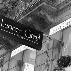 La brosse Leonor Greyl purifie le cuir chevelu et élimine les résidus.