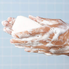 Barre Lever 2000 Aloe et Concombre sous la douche: mousse riche et rinçage clair.