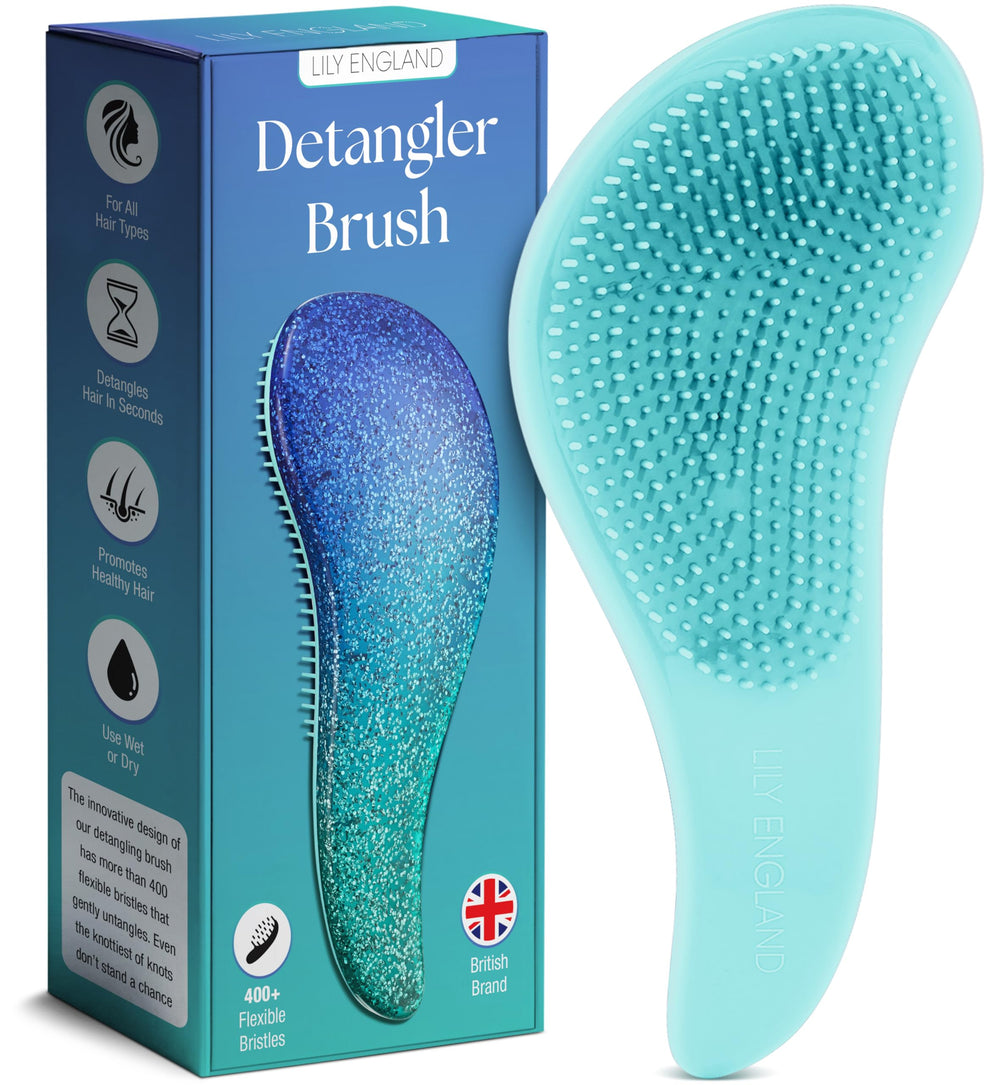 Brosse démêlante Lily England tenue en main pour un démêlage rapide et sans douleur.