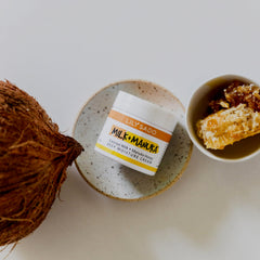 LILY SADO beurre de cacao pur apporte une douceur riche à la peau.
