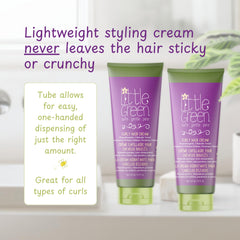 Boucles définies sans lourdeur avec la crème coiffante Little Green.