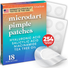 Patch microdart LivaClean sur le visage, traitement ciblé bouton.