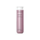 Living Proof Restore Conditioner en flacon, démontrant la réparation visible des cheveux.