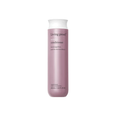 Living Proof Restore Conditioner en flacon, démontrant la réparation visible des cheveux.