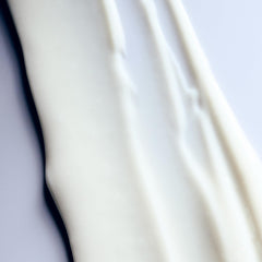 Texture crèmeuse du masque Living Proof pour une application facile.
