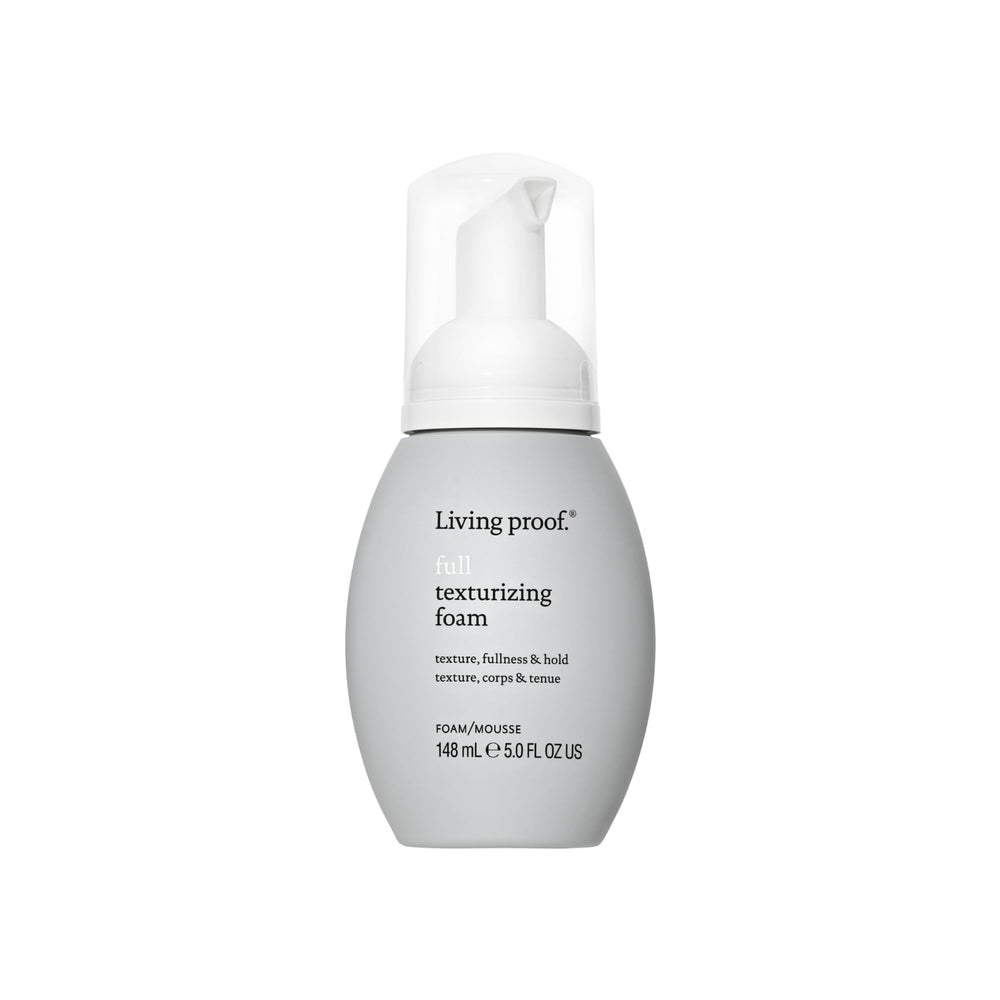 Living Proof Mousse Texturante Complète—flacon en gros plan et texture légère.