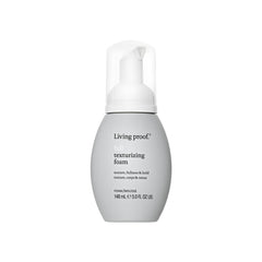 Living Proof Mousse Texturante Complète—flacon en gros plan et texture légère.