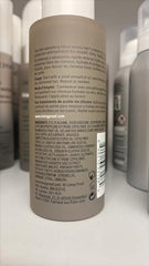 Goutte d'huile appliquée sur cheveux humides, hydratation légère et douceur.