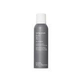 Bouteille Living Proof Perfect Hair Day Dry Shampoo prête, rafraîchit les cheveux.