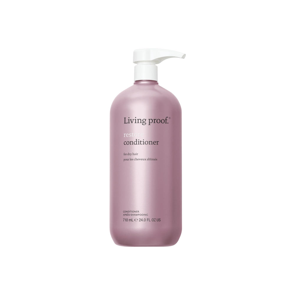 Living Proof Restore Conditioner — la bouteille élégante qui démarre le soin et démêle facilement.