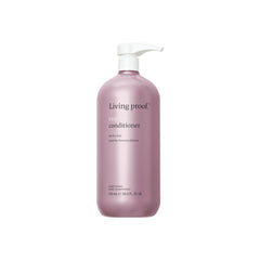 Living Proof Restore Conditioner — la bouteille élégante qui démarre le soin et démêle facilement.
