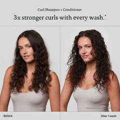 Living Proof Shampoing boucles, application douce entre les mains.