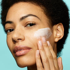 Liz Earle Cleanse & Polish, massage visage avec une texture veloutée.