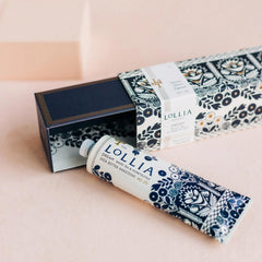 LOLLIA Dream Handcreme – texture légère qui pénètre rapidement, peau douce.