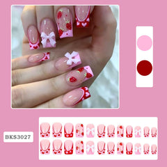 Ongles Lomxene Valentine pointe rose, finition française chic et lumineuse.