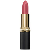 Color Riche Matte Rose Intense sur les lèvres pour fini velouté et hydratant.