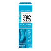 Colorista turquoise dépose une couleur sur blond avec soin.