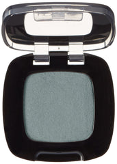 Texture gel-poudre signature de L’Oréal Paris Monos pour une application homogène.