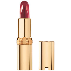 L’Oréal Paris Colour Riche rouge-bullet, définition précise et fini satiné sur les lèvres.