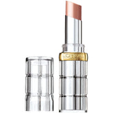 L’Oréal Paris Colour Riche Shine – bouche beige clair brillant et hydratée.