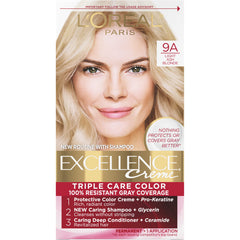 Application couleur L’Oréal Paris Excellence Crème pour couvrance homogène.