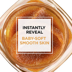 Exfoliation douce du visage avec ce gommage, révélant une peau plus fraîche