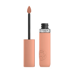 Le rouge Infallible Matte Resistance de L’Oréal Paris, application précise au centre des lèvres.