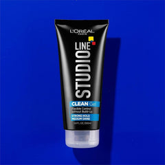 L’Oréal Paris Studio Line Gel clair mettant en valeur la définition et la brillance naturelle.