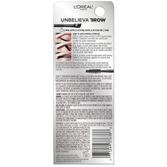 Gel imperméable Unbelieva-Brow scellant les pigments pour une couleur naturelle.