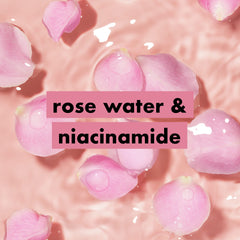 Geste qui montre la texture douce du gel-douche rose