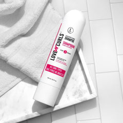 Love Ur Curls Après-shampoing: flacon élégant démêle et hydrate sans alourdir les cheveux.