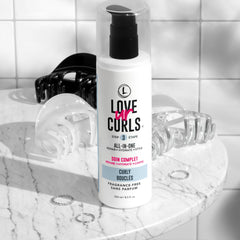 Love Ur Curls Crème application quotidienne pour cheveux texturés.