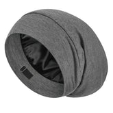 Bonnet LULUSILK en soie mulberry posé sur oreiller, douceur nocturne.