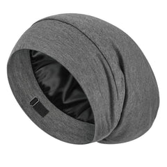 Bonnet LULUSILK en soie mulberry posé sur oreiller, douceur nocturne.
