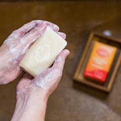 Savon Lume barre parfum mandarine frais et lumineux.