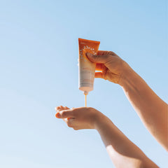 Texture crème satinée Lumene Pure Glow prête à être appliquée.