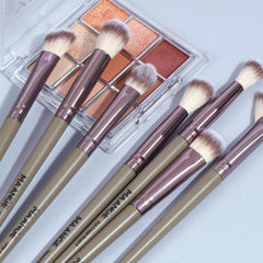 Outils MAANGE inclus pour chaque étape du maquillage