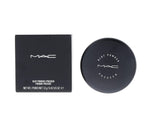 MAC poudre blot médium — emballage compact pour retouches discrètes.