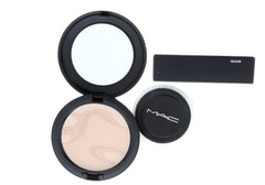MAC poudre blot médium — texture mica et silice pour absorber l'excès de sébum.