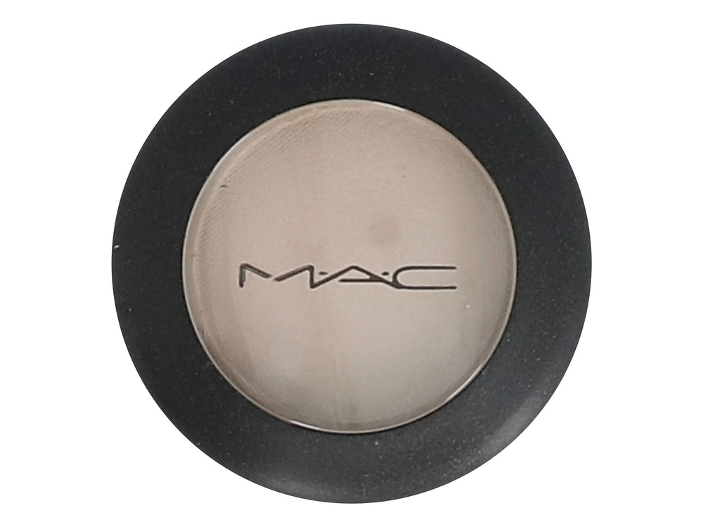 M.A.C. Brule – ombre satinée pour un regard naturel et lumineux.