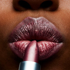 MAC Frost Plum Dandy – brillance perlée qui capte la lumière sans lourdeur.