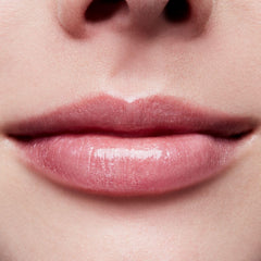 MAC Lip Glass Dreamy hydrate les lèvres grâce à l'huile de jojoba.