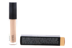 MAC Lipglass Very Go Lightly, essai sur les lèvres montrant une couleur naturelle.