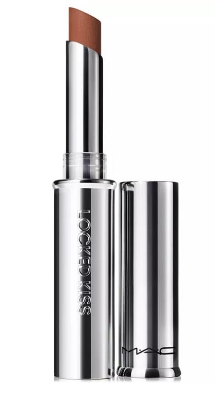 MAC Locked Kiss 24HR Lipstick – emballage élégant et portable pour vos looks quotidiens.