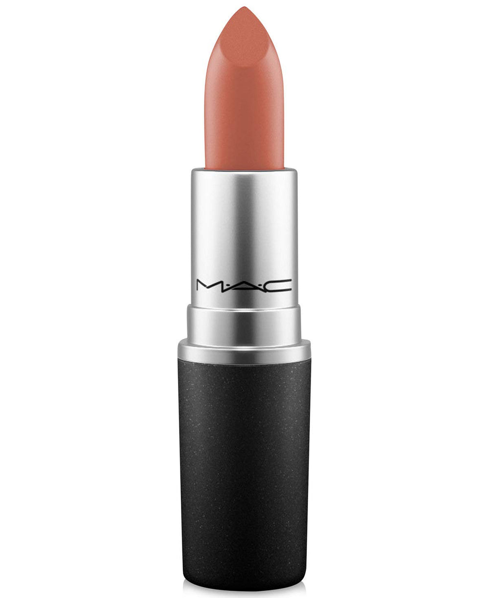 MAC Matte Lipstick Taupe – swatch lèvres montrant une couleur chaude et longue tenue.