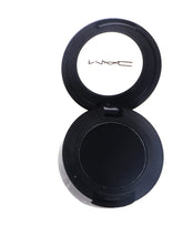 MAC Eye Shadow Carbon texture veloutee pour un rendu uniforme sur la paupiere
