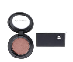 MAC Petite Ombre Paupières Sable dans sa compacte ouverte, texture douce et tenue longue durée.