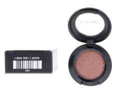 Échantillon couleur MAC Sable sur peau, rendu neutre et polyvalent.