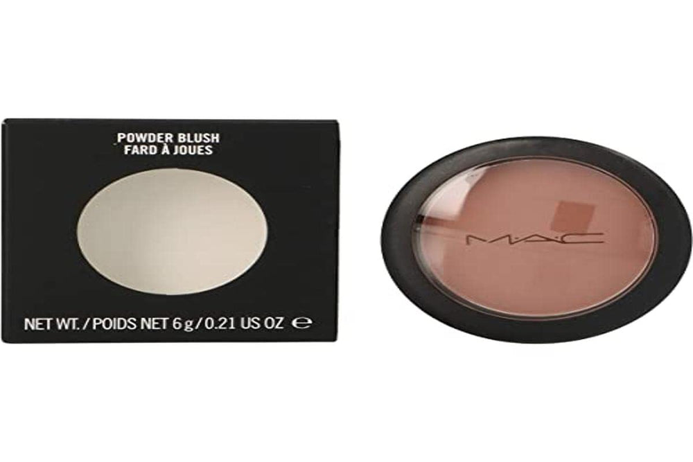 Fard MAC Harmony en poudre sur la joue, teint naturel et lumineux.