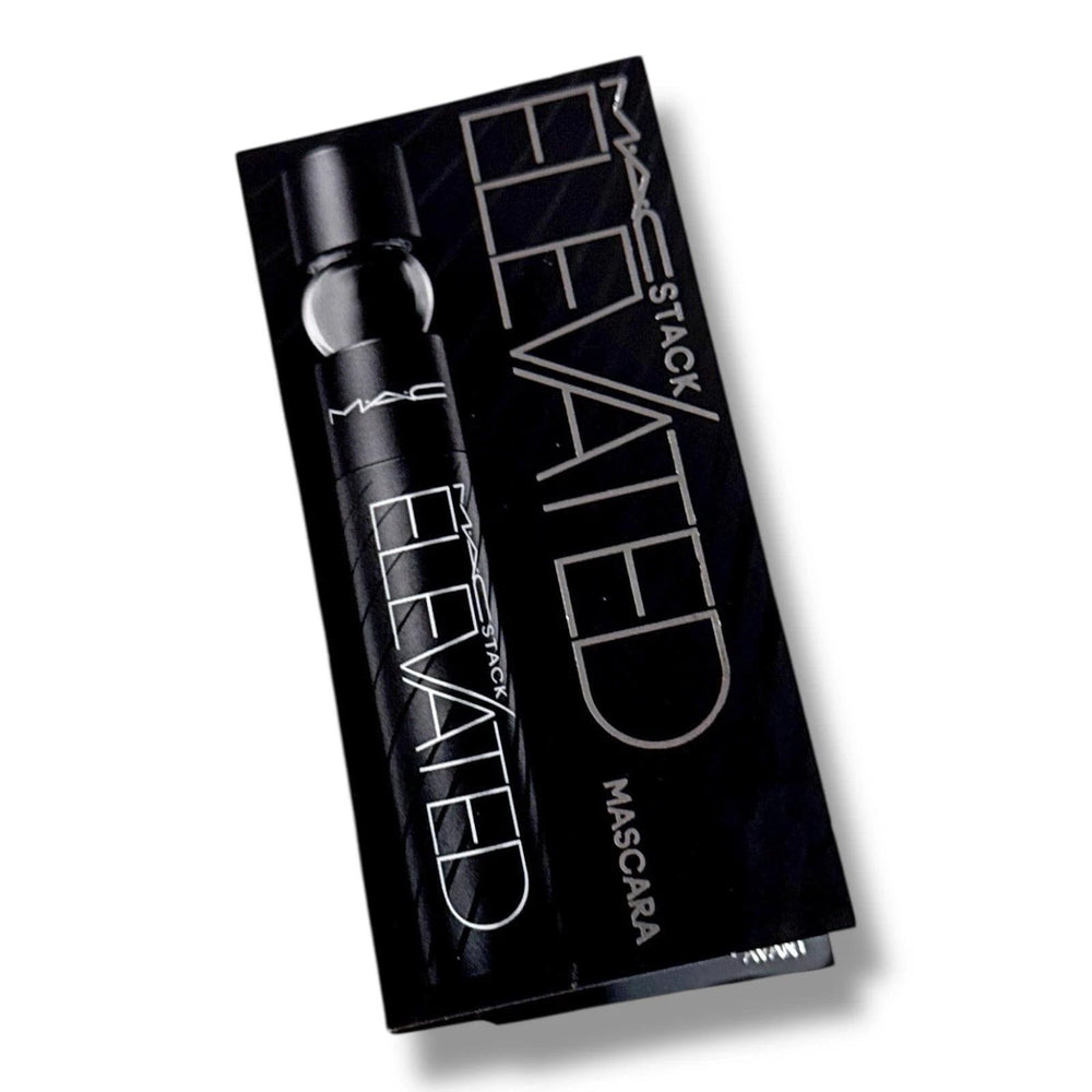 MAC Stack Mascara – tube noir, volume et définition durables pour un regard captivant.